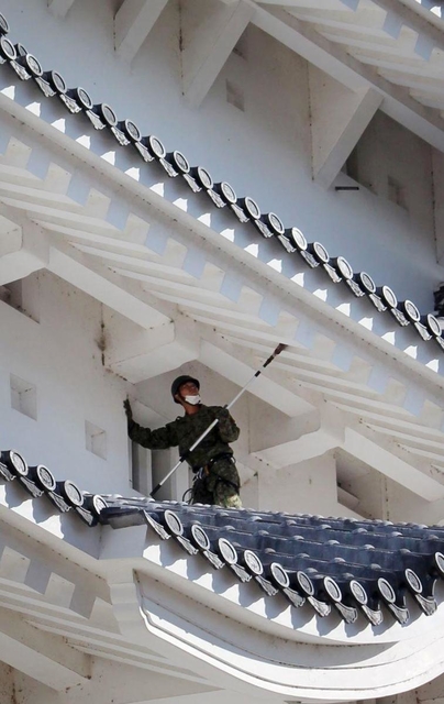 姫路城の大天守を清掃する自衛隊員＝１日午前、姫路市本町
