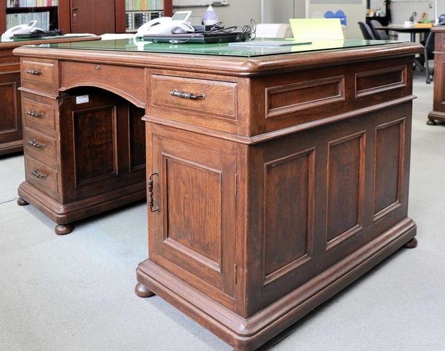 約７０年前の神戸洋家具とされる監査委員室の机＝神戸市中央区下山手通５