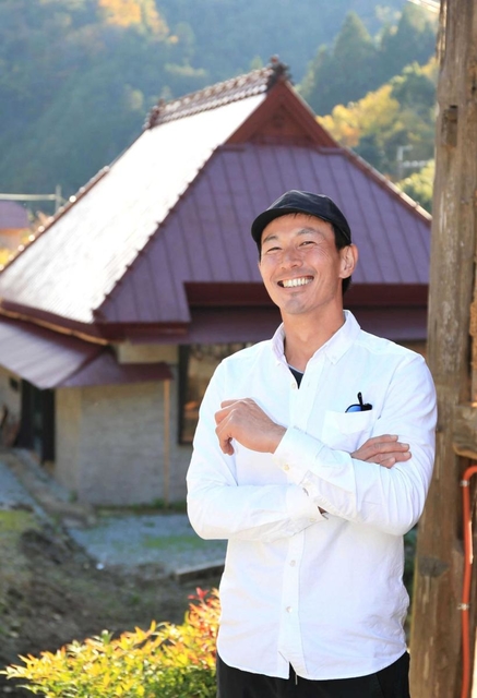 大勢のボランティアらとともに古民家を生まれ変わらせた大野篤史さん＝兵庫県佐用町若州