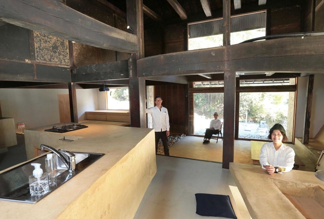 古民家を改修した宿泊棟。個性的な部屋でグランピングを楽しめる＝兵庫県佐用町若州