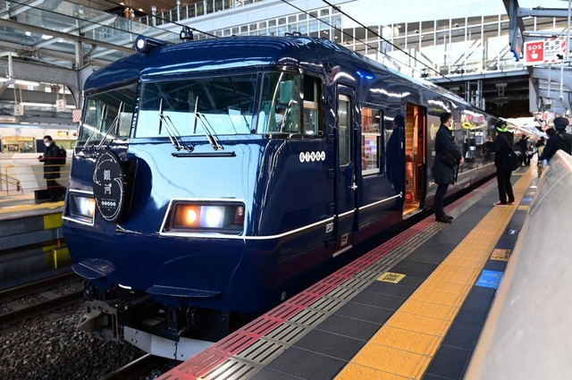 出発を待つ「ウエストエクスプレス銀河」＝大阪市北区、ＪＲ大阪駅（撮影・秋山亮太）