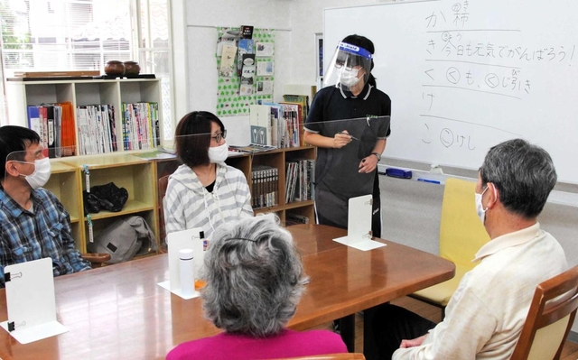 デイサービスで言葉の訓練をする利用者＝神戸市須磨区北落合２