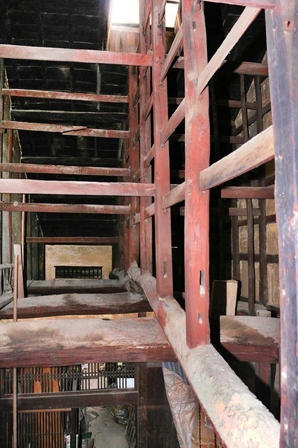 太い梁（はり）や、煙を排出するための天井空間に古民家らしさがあるという＝姫路市堺町