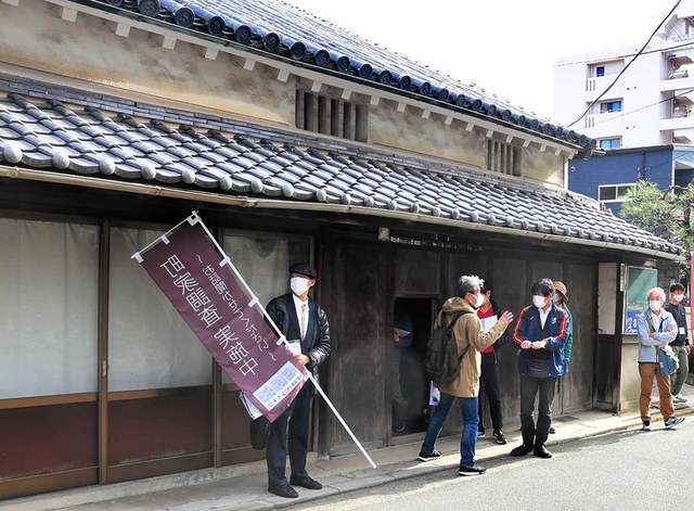 尾上市平家住宅を調査する住民グループ「姫路・町家再生塾」のメンバーら＝姫路市堺町