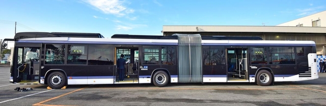 公開された連節バス。一般的な車両と比べ長さは１・５倍になる＝１１日午前、神戸市中央区港島４、神姫バス神戸営業所