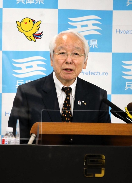 らの退任表明を受けて改めて会見する井戸敏三・兵庫県知事＝１１日午後、兵庫県庁（撮影・山崎　竜