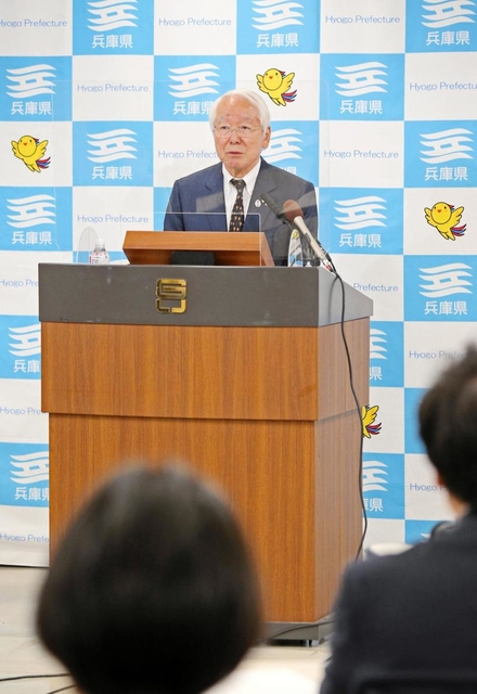 自らの退任表明を受け、改めて会見を行った井戸敏三・兵庫県知事＝１１日午後、兵庫県庁（撮影・山崎　竜）