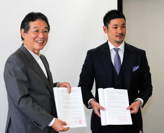 地域コミュニティーづくりの共同研究に合意したマイスターの岡良一代表理事（右）と神戸芸術工科大の齊木崇人学長＝１１日、神戸市西区学園西町８