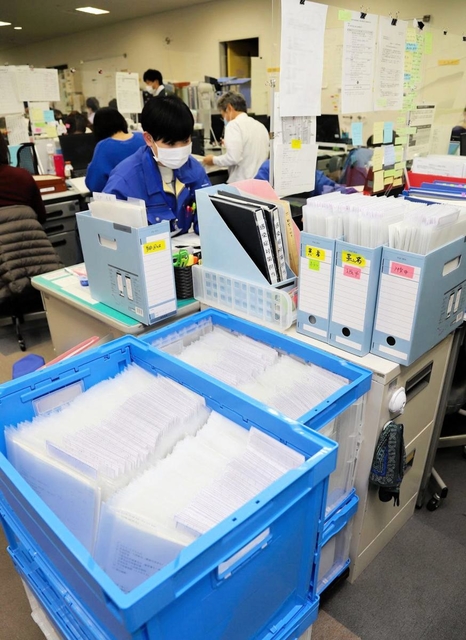 資料箱に入った感染者の情報ファイルが業務量の多さを物語る＝尼崎市七松町１、尼崎市保健所（画像の一部を加工しています）