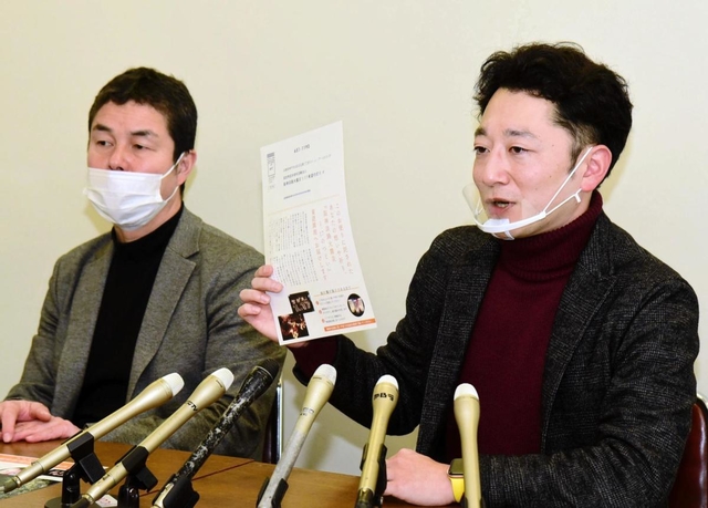 １・１７の集いに並べる紙灯籠について説明する藤本真一さん（右）＝１４日午後、神戸市役所