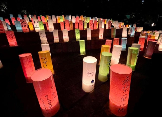 ルミナリエの代替行事が開かれた神戸・東遊園地で並べられた「紙灯籠」＝１３日、神戸市中央区加納町６（提供）