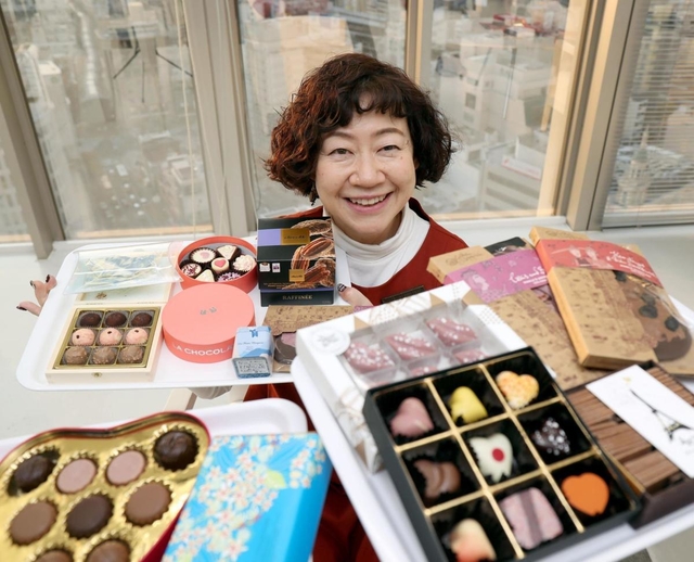 自らが探してきた世界各地のチョコを手にするバイヤー、木野内美里さん＝フェリシモ本社（撮影・辰巳直之）