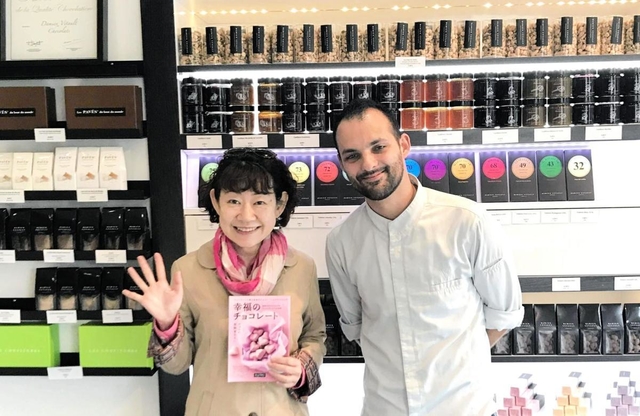 海外のチョコ職人と写真に収まるバイヤー、木野内さん（本人提供）