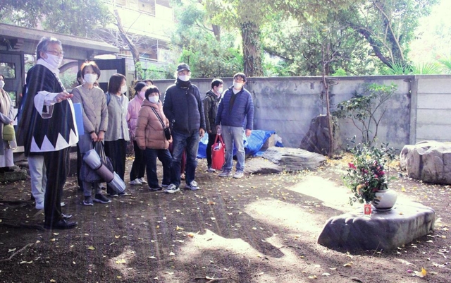 公開された赤穂義士最期の地。石のある場所で大石内蔵助らが切腹したとされる＝東京都港区