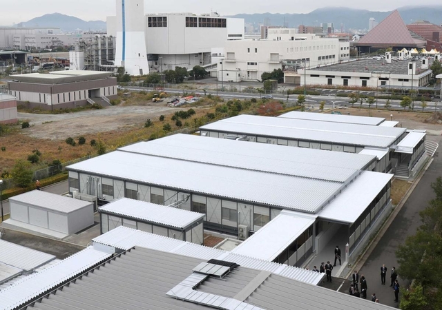 コロナ重症患者らを受け入れている神戸市立医療センター中央市民病院の臨時病棟＝神戸市中央区港島南町２