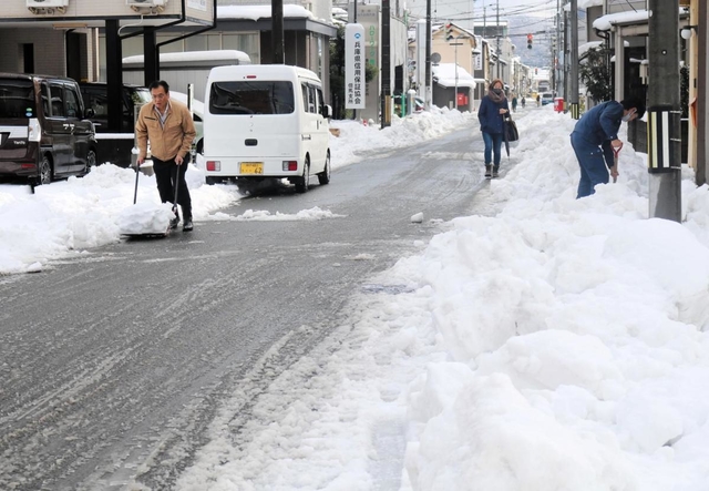 市街地も降り続いた雪で覆われ、住民らが除雪作業に追われた＝１７日午前、豊岡市寿町（撮影・阿部江利）