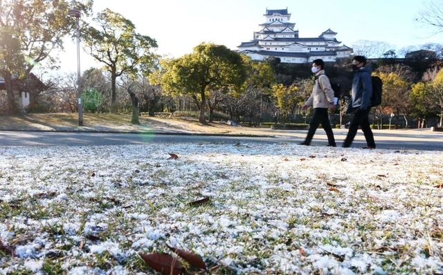 世界文化遺産・国宝姫路城周辺もわずかに雪化粧＝１７日午前、姫路市本町（撮影・小林良多）