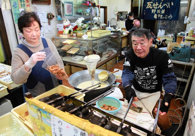１２月末で手焼き煎餅店「楠堂本家」を閉める牟礼健二さん、延江さん夫妻＝神戸市兵庫区東山町１