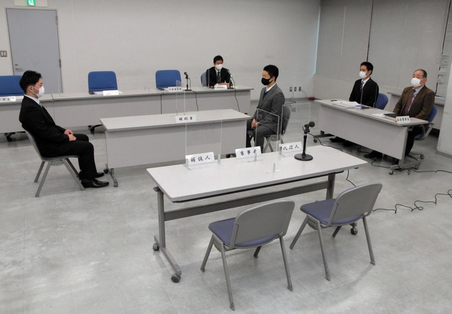 指定暴力団絆会の指定更新のため、兵庫県公安委員会が県警本部内に設けた意見聴取の会場。組側は欠席した＝１７日午前９時４８分、神戸市中央区下山手通５