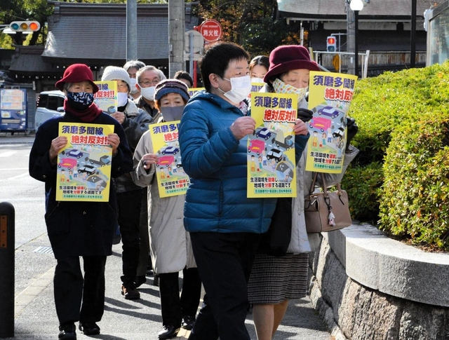 「須磨多聞線」の建設を巡り、訴訟を起こした住民ら＝１７日午後、神戸市中央区橘通２