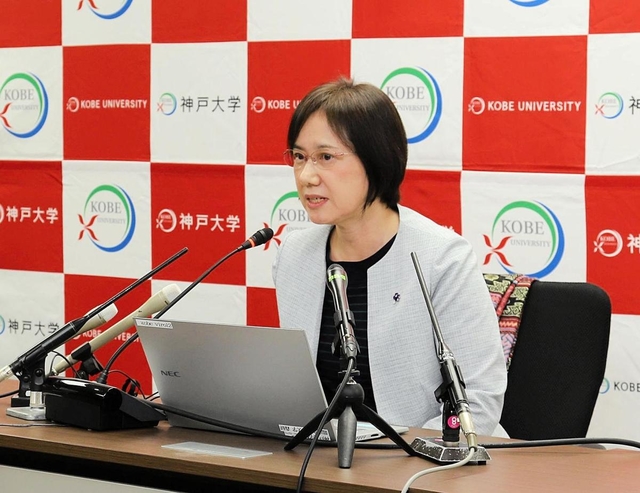 県内約１万人の調査で、ほとんど抗体保有者がいなかったと説明する、神戸大学大学院の森康子感染症センター長＝１７日午後、神戸市中央区楠町７