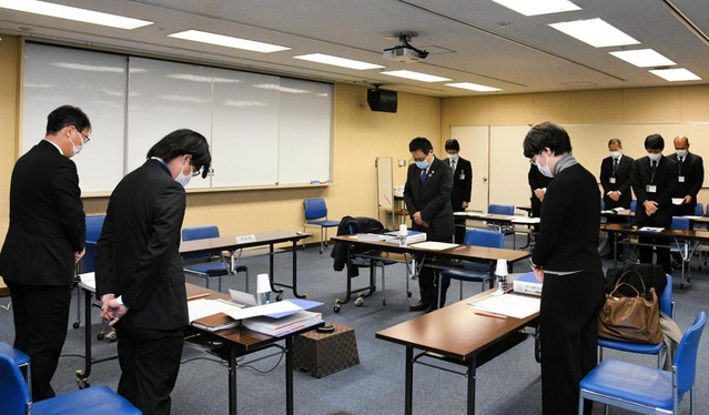 亡くなった生徒に黙とうをささげる調査委員会の委員ら＝１８日午前、神戸市中央区東川崎町１、市総合教育センター（撮影・後藤亮平）