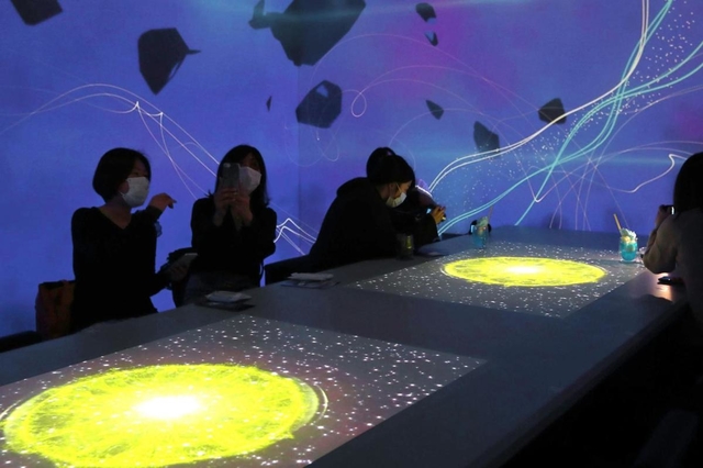 プロジェクションマッピングで幻想的な映像が投影される店内＝神戸市中央区栄町通１