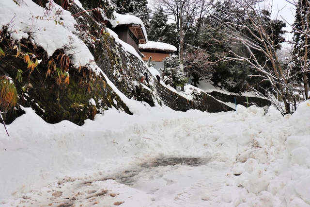 早朝からの除雪作業で集落の手前まで開通した高山地区＝兵庫県新温泉町歌長