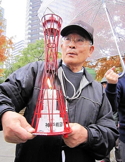 岩手県陸前高田市に分灯するため、ポートタワー型のランタンを持つ白木利周さん＝２０１１年１２月、神戸・東遊園地（堀内正美さん提供）