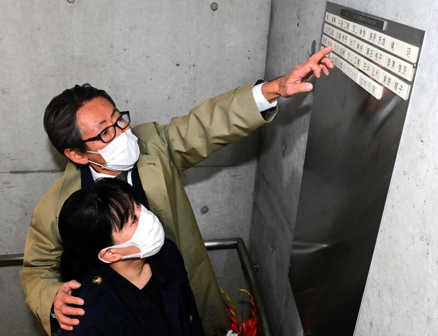 白木利周さんの銘板を見つめるかおりさんと堀内正美さん＝１９日午後、神戸市中央区加納町６（撮影・中西幸大）