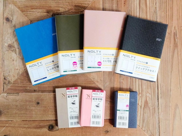 人気のＡ５サイズ（上）と小型の手帳（日本能率協会マネジメントセンター提供）