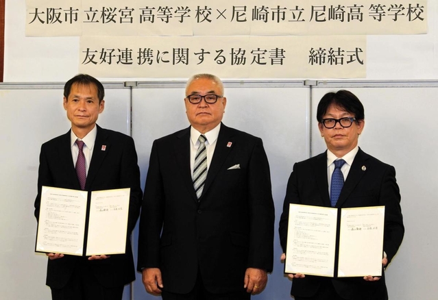 協定の締結式に臨む（左から）桜宮高の森口愛太郎校長、柳本晶一さん、市尼高の高橋利浩校長＝大阪市役所