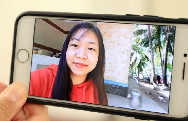 ベトナム南部ベンチェの自宅で、ビデオ通話取材に応じるグエン・ティ・モン・トゥエンさん＝１２月１６日午後