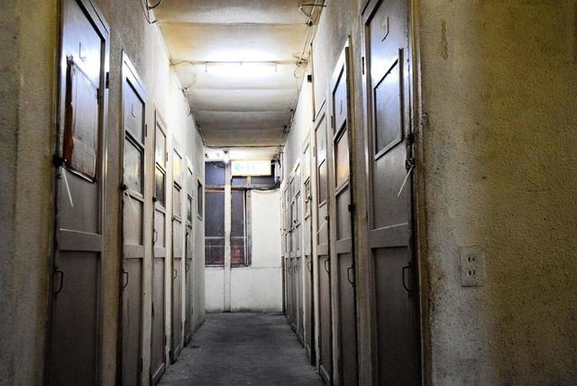 １３８の部屋が入る建物内。宿泊する際、ドアの結束バンドをはさみで切ってから入る＝神戸市兵庫区新開地５