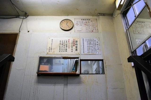 三和ホテルの受け付け。宿泊費は３０年以上据え置きという＝神戸市兵庫区新開地５