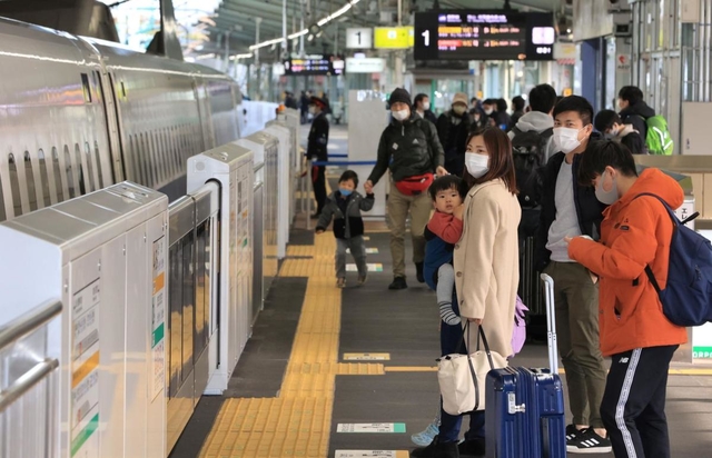 帰省シーズンを迎えたが、乗客の姿が減った新幹線ホーム＝２６日午前、ＪＲ新神戸駅（撮影・斎籐雅志）