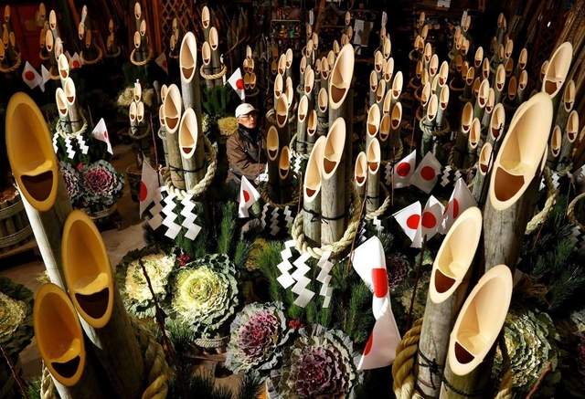 福を呼びそうな笑顔の門松＝小野市、小野竹工芸土井