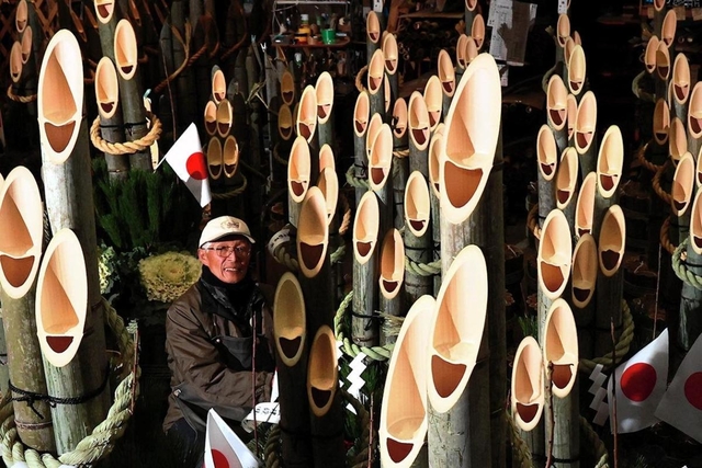 福を呼びそうな笑顔の門松＝小野市、小野竹工芸土井