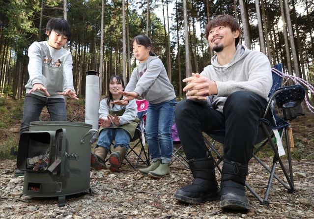 購入した山の中でのんびり過ごす菊池さん一家＝兵庫県多可町加美区丹治（撮影・辰巳直之）