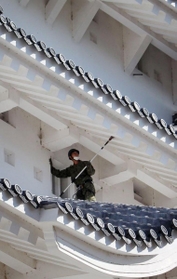 姫路城の大天守を清掃する自衛隊員＝１日午前、姫路市本町