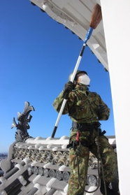 大天守を清掃する自衛隊員＝１日午前、姫路市本町、姫路城