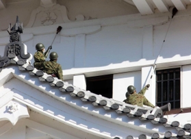 姫路城の大天守を清掃する自衛隊員＝１日午前、姫路市本町
