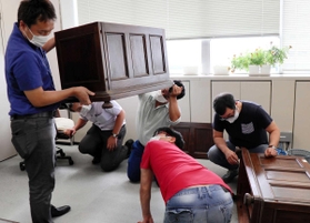 兵庫県庁の監査委員室で机を検分する神戸洋家具の若手経営者ら＝神戸市中央区下山手通５