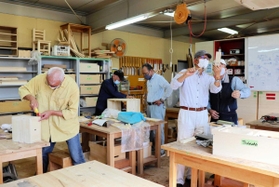 木工技術の継承を目的に、神戸木工センターで開かれている教室＝神戸市垂水区小束山本町１