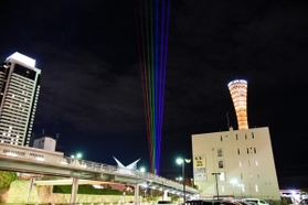 神戸の夜に輝く七色のレーザー光線＝３日夜、神戸市中央区波止場町（撮影・後藤亮平）