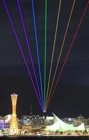 神戸の街に向けて放たれた七色のレーザー光線＝３日夜、神戸市中央区のポーアイしおさい公園（撮影・斎藤雅志）