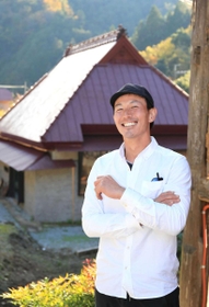 大勢のボランティアらとともに古民家を生まれ変わらせた大野篤史さん＝兵庫県佐用町若州