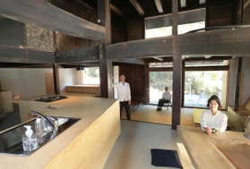 古民家を改修した宿泊棟。個性的な部屋でグランピングを楽しめる＝兵庫県佐用町若州