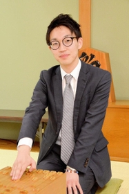 １０月１日付でプロ棋士になった冨田誠也四段＝関西将棋会館