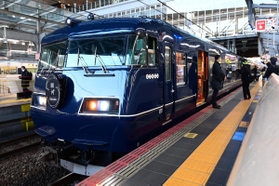 出発を待つ「ウエストエクスプレス銀河」＝大阪市北区、ＪＲ大阪駅（撮影・秋山亮太）